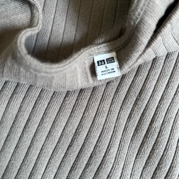 Uniqlo rubbed taupe coloured three quarter sleeve tunic top - Picture 4 of 5